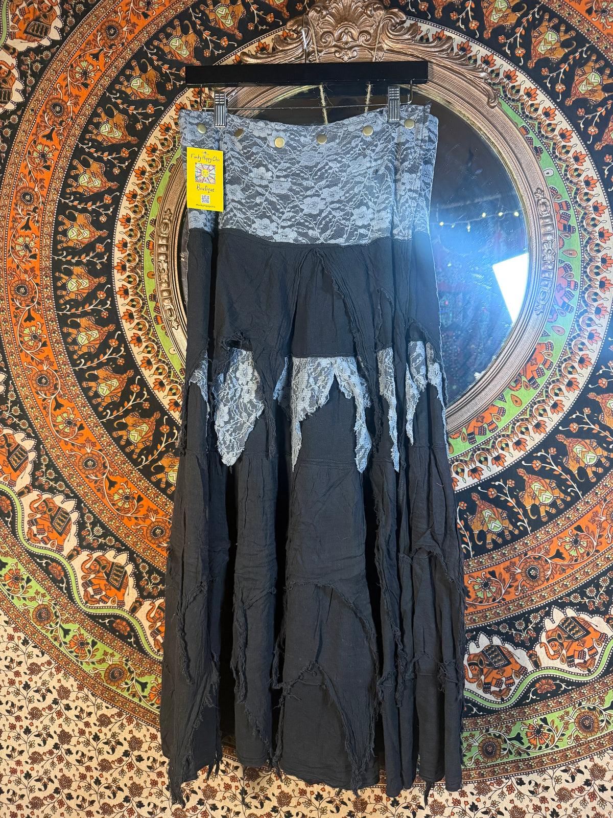 Gypsy snap skirt in black