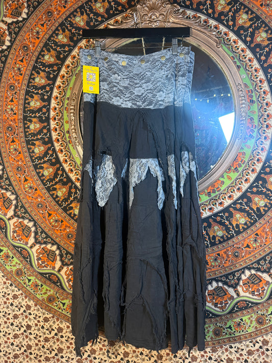 Gypsy snap skirt in black