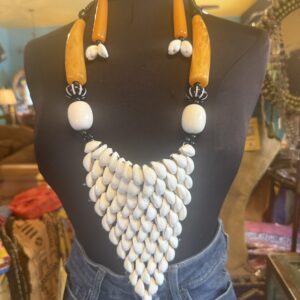 Dramatic cowrie shell set